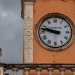 Lo corona la torre dellorologio, risale invece al 1899: entrambe le date sono indicate da iscrizioni e incisioni